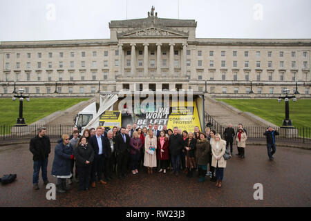 Belfast, UK. 04 Mär, 2019. Sinn Féin, SDLP und Allianz Vertreter verband Mitglieder aus grenzüberschreitenden Gemeinschaften gegen Brexit für die Einführung eines neuen Plakat und ein anti-Brexit Erklärung in Stormont Parlament Gebäude Belfast, Nordirland, Montag, 4. März 2019. Die Gruppe verkündete eine wichtige Grenze Protest am 30. März. Foto/Paul McErlane Credit: Irish Auge/Alamy leben Nachrichten Stockfoto