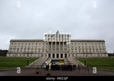 Belfast, UK. 04 Mär, 2019. Sinn Féin, SDLP und Allianz Vertreter verband Mitglieder aus grenzüberschreitenden Gemeinschaften gegen Brexit für die Einführung eines neuen Plakat und ein anti-Brexit Erklärung in Stormont Parlament Gebäude Belfast, Nordirland, Montag, 4. März 2019. Die Gruppe verkündete eine wichtige Grenze Protest am 30. März. Foto/Paul McErlane Credit: Irish Auge/Alamy leben Nachrichten Stockfoto