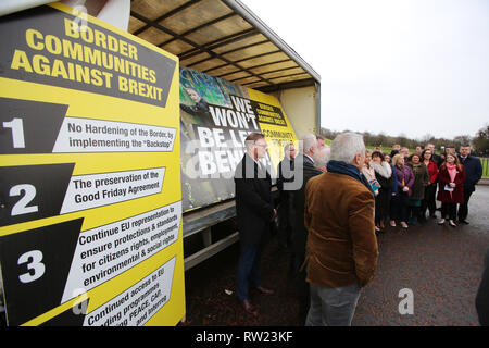 Belfast, UK. 04 Mär, 2019. Sinn Féin, SDLP und Allianz Vertreter verband Mitglieder aus grenzüberschreitenden Gemeinschaften gegen Brexit für die Einführung eines neuen Plakat und ein anti-Brexit Erklärung in Stormont Parlament Gebäude Belfast, Nordirland, Montag, 4. März 2019. Die Gruppe verkündete eine wichtige Grenze Protest am 30. März. Foto/Paul McErlane Credit: Irish Auge/Alamy leben Nachrichten Stockfoto