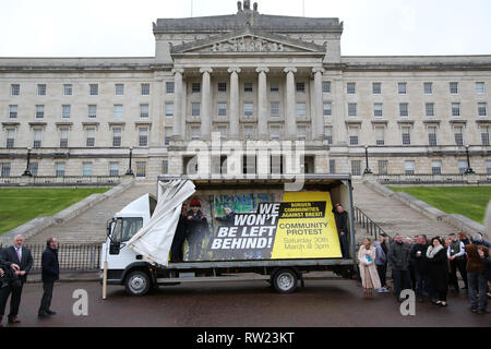 Belfast, UK. 04 Mär, 2019. Sinn Féin, SDLP und Allianz Vertreter verband Mitglieder aus grenzüberschreitenden Gemeinschaften gegen Brexit für die Einführung eines neuen Plakat und ein anti-Brexit Erklärung in Stormont Parlament Gebäude Belfast, Nordirland, Montag, 4. März 2019. Die Gruppe verkündete eine wichtige Grenze Protest am 30. März. Foto/Paul McErlane Credit: Irish Auge/Alamy leben Nachrichten Stockfoto