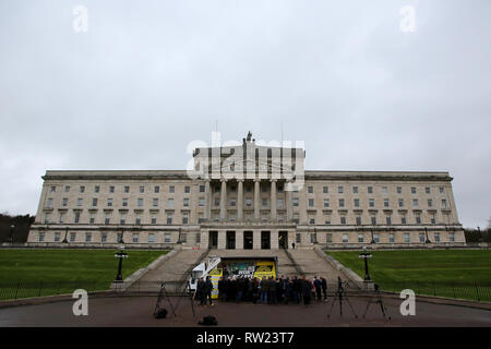 Belfast, UK. 04 Mär, 2019. Sinn Féin, SDLP und Allianz Vertreter verband Mitglieder aus grenzüberschreitenden Gemeinschaften gegen Brexit für die Einführung eines neuen Plakat und ein anti-Brexit Erklärung in Stormont Parlament Gebäude Belfast, Nordirland, Montag, 4. März 2019. Die Gruppe verkündete eine wichtige Grenze Protest am 30. März. Foto/Paul McErlane Credit: Irish Auge/Alamy leben Nachrichten Stockfoto