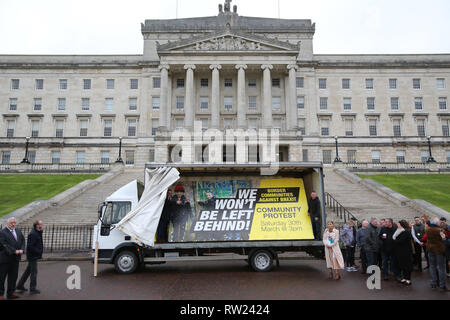 Belfast, UK. 04 Mär, 2019. Sinn Féin, SDLP und Allianz Vertreter verband Mitglieder aus grenzüberschreitenden Gemeinschaften gegen Brexit für die Einführung eines neuen Plakat und ein anti-Brexit Erklärung in Stormont Parlament Gebäude Belfast, Nordirland, Montag, 4. März 2019. Die Gruppe verkündete eine wichtige Grenze Protest am 30. März. Foto/Paul McErlane Credit: Irish Auge/Alamy leben Nachrichten Stockfoto