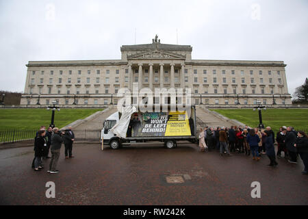 Belfast, UK. 04 Mär, 2019. Sinn Féin, SDLP und Allianz Vertreter verband Mitglieder aus grenzüberschreitenden Gemeinschaften gegen Brexit für die Einführung eines neuen Plakat und ein anti-Brexit Erklärung in Stormont Parlament Gebäude Belfast, Nordirland, Montag, 4. März 2019. Die Gruppe verkündete eine wichtige Grenze Protest am 30. März. Foto/Paul McErlane Credit: Irish Auge/Alamy leben Nachrichten Stockfoto