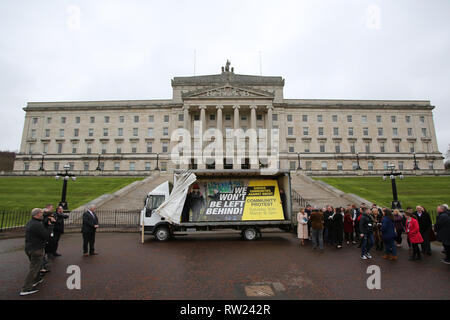 Belfast, UK. 04 Mär, 2019. Sinn Féin, SDLP und Allianz Vertreter verband Mitglieder aus grenzüberschreitenden Gemeinschaften gegen Brexit für die Einführung eines neuen Plakat und ein anti-Brexit Erklärung in Stormont Parlament Gebäude Belfast, Nordirland, Montag, 4. März 2019. Die Gruppe verkündete eine wichtige Grenze Protest am 30. März. Foto/Paul McErlane Credit: Irish Auge/Alamy leben Nachrichten Stockfoto