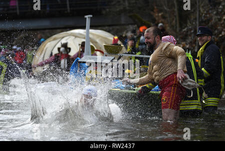 Schramberg, Deutschland. 04 Mär, 2019. Maximilian Neudeck und Christoph Siebers unter der Zubermotto "Olympia" während der Da-Bach-na-Fahrt nach Schiltach und ins Wasser springen. 42 Teilnehmer fuhren mit ihrem "Zuberbooten' auf die 400 Meter lange Strecke. Das Ziel war, im Ziel mit trockenen Füßen zu gelangen. Quelle: Patrick Seeger/dpa/Alamy leben Nachrichten Stockfoto