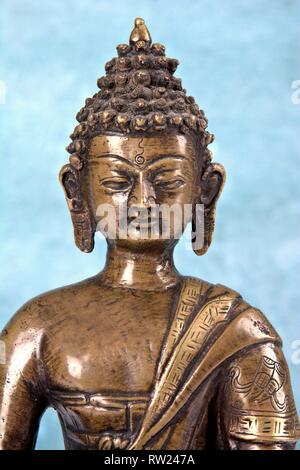 Deutschland. 01 Dez, 2018. Detail der Bronzestatue eines Buddha Kopf vor ein melierter, neutralen Hintergrund. | Verwendung der weltweiten Kredit: dpa/Alamy leben Nachrichten Stockfoto