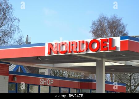 Schleswig, Deutschland. 01 Jan, 2019. Der NORDOEL Logo an einer Tankstelle in Schleswig. NORDOEL ist eine Norddeutsche mineralol Unternehmen aus Lübeck. - - - Für die redaktionelle Nutzung nur --- Nur zur redaktionellen Verwendung! | Verwendung der weltweiten Kredit: dpa/Alamy leben Nachrichten Stockfoto