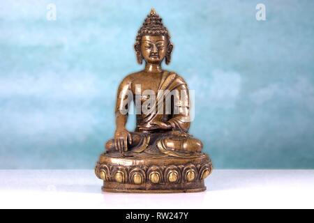 Deutschland. 01 Dez, 2018. Die bronzene Statue des Sitzenden Buddha auf einem weißen Hintergrund und gegen ein fleckiges, neutralen Hintergrund. | Verwendung der weltweiten Kredit: dpa/Alamy leben Nachrichten Stockfoto