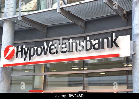 Schleswig, Deutschland. 01 Jan, 2019. Die beleuchtete Zeichen eines HypoVereinbank Niederlassung in Schleswig. Die HypoVereinsbank ist die Marke der Unicredit Bank AG mit Hauptsitz in München. - - - Für die redaktionelle Nutzung nur --- Nur zur redaktionellen Verwendung! | Verwendung der weltweiten Kredit: dpa/Alamy leben Nachrichten Stockfoto