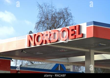 Schleswig, Deutschland. 01 Jan, 2019. Der NORDOEL Logo an einer Tankstelle in Schleswig. NORDOEL ist eine Norddeutsche mineralol Unternehmen aus Lübeck. - - - Für die redaktionelle Nutzung nur --- Nur zur redaktionellen Verwendung! | Verwendung der weltweiten Kredit: dpa/Alamy leben Nachrichten Stockfoto