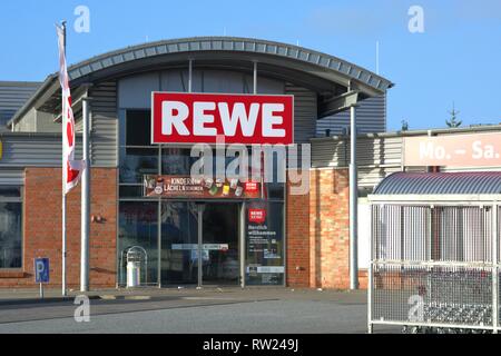 Schleswig, Deutschland. 01 Jan, 2019. Der Eingangsbereich der REWE Niederlassung in Schleswig. REWE hat vor kurzem umgebaut und umbenannt in den Markt im Rahmen des Erwerbs der Himmel in REWE. - - - Für die redaktionelle Nutzung nur --- Nur zur redaktionellen Verwendung! | Verwendung der weltweiten Kredit: dpa/Alamy leben Nachrichten Stockfoto