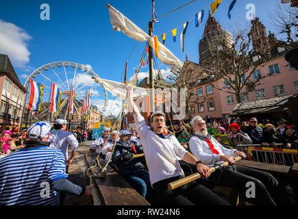 Mainz, Deutschland. 04 Mär, 2019. Die ruderer die Weisenauer Rudervereins' mit Muskelkraft auf dem Rosenmontagszug. Mit der Rose Montag, Prozessionen, die Rheinland Straßenkarneval erreicht seinen Höhepunkt. Die 68Th Rosenmontagszug in Mainz läuft unter dem Motto "Die Schutzvorrichtung der bunte Pracht Köstlichkeiten alle Meenz auf Karneval Nacht'. Credit: Andreas Arnold/dpa/Alamy leben Nachrichten Stockfoto