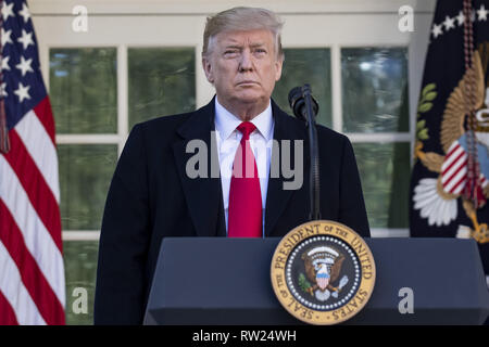 Januar 25, 2019 - Washington, District of Columbia, Vereinigte Staaten von Amerika - US-Präsident Donald Trump verlässt das Oval Office vor dem Gespräch über die Regierung Abschaltung am 25. Januar 2019, vom Rosengarten des Weißen Hauses in Washington, DC. (Bild: © Alex Edelman/ZUMA Draht) Stockfoto