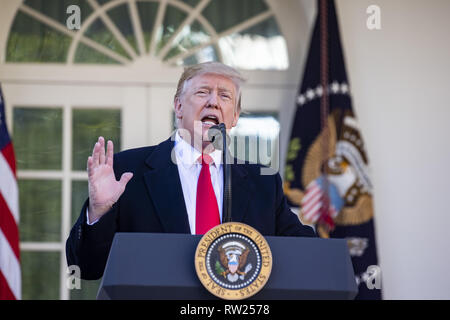 Januar 25, 2019 - Washington, District of Columbia, Vereinigte Staaten von Amerika - US-Präsident Donald Trump spricht über die Regierung Abschaltung am 25. Januar 2019, vom Rosengarten des Weißen Hauses in Washington, DC. (Bild: © Alex Edelman/ZUMA Draht) Stockfoto