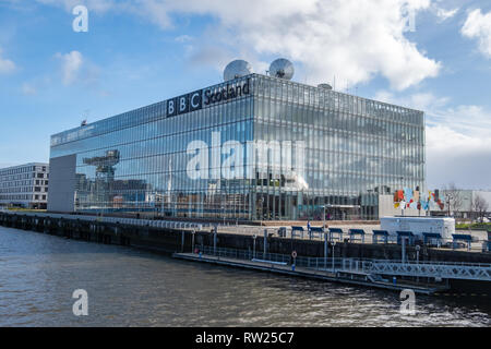 Glasgow, Schottland, Großbritannien. 4. März, 2019. UK Wetter: Reflexionen in den Fenstern der BBC Schottland Gebäude am Ufer des Flusses Clyde bei Pacific Quay an einem sonnigen Nachmittag. Credit: Skully/Alamy leben Nachrichten Stockfoto