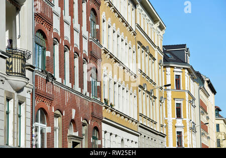 Leipzig, Deutschland. 25 Feb, 2019. Fassaden der renovierten alten Gebäude in Leipzig Connewitz. Credit: Volkmar Heinz/dpa-Zentralbild/ZB/dpa/Alamy leben Nachrichten Stockfoto