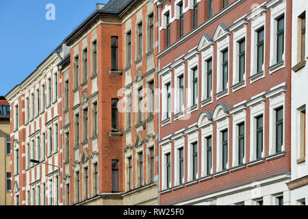 Leipzig, Deutschland. 25 Feb, 2019. Fassaden der renovierten alten Gebäude in Leipzig Connewitz. Credit: Volkmar Heinz/dpa-Zentralbild/ZB/dpa/Alamy leben Nachrichten Stockfoto