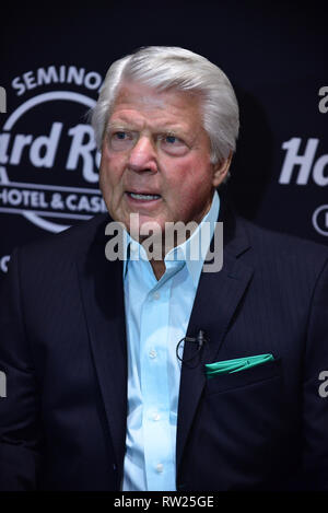 Hollywood, FL, USA. 02 Mär, 2019. Jimmy Johnson, American Football Broadcaster und ehemaliger Spieler und Trainer spricht während einer Pressekonferenz im Vorfeld der anstehenden 2019 Jimmy Johnson's "auf der Suche nach dem Ring "Meisterschaft Angeln Woche mit der weltweit reichsten Geldbeutel von $ 1,75 Mio. im Seminole Hard Rock Hotel & Casino Hollywood am März 02, 2019 in Hollywood, Florida garantiert. Quelle: MPI 10/Media Punch/Alamy leben Nachrichten Stockfoto