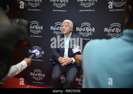 Hollywood, FL, USA. 02 Mär, 2019. Jimmy Johnson, American Football Broadcaster und ehemaliger Spieler und Trainer spricht während einer Pressekonferenz im Vorfeld der anstehenden 2019 Jimmy Johnson's "auf der Suche nach dem Ring "Meisterschaft Angeln Woche mit der weltweit reichsten Geldbeutel von $ 1,75 Mio. im Seminole Hard Rock Hotel & Casino Hollywood am März 02, 2019 in Hollywood, Florida garantiert. Quelle: MPI 10/Media Punch/Alamy leben Nachrichten Stockfoto