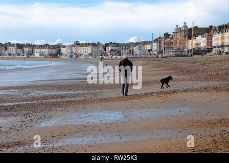 Dorchester, Dorset. 4. März 2019. Ein Mann, der seinen Hund am Strand von Weymouth in der EARY morgen Credit: stuart Hartmut Ost/Alamy leben Nachrichten Stockfoto