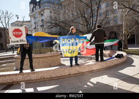 Sofia, Bulgarien. 4. Mär 2019. Die Bürger, vor allem der ukrainischen Ursprungs, vor der Präsidentschaft versammelt, der Besuch des russischen Präsidenten Dmitri Medwedew nach Sofia Bulgarien zu protestieren. Credit: Emil Djumailiev djumandji/Alamy leben Nachrichten Stockfoto