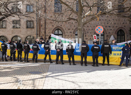 Sofia, Bulgarien. 4. Mär 2019. Die Bürger, vor allem der ukrainischen Ursprungs, vor der Präsidentschaft versammelt, der Besuch des russischen Präsidenten Dmitri Medwedew nach Sofia Bulgarien zu protestieren. Credit: Emil Djumailiev djumandji/Alamy leben Nachrichten Stockfoto