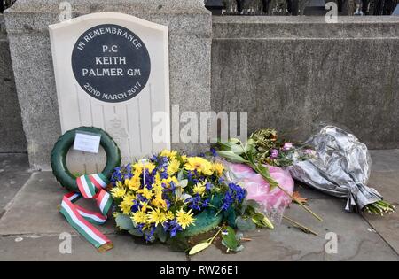 4. Mär 2019. Blumensträuße weiter am neuen Denkmal für PC Keith Palmer verlegt werden, da wir den zweiten Jahrestag seines Todes in der Westminster Bridge Terroranschlag Ansatz am 22.03.2017. Houses of Parliament, Westminster, London.UK Credit: michael Melia/Alamy leben Nachrichten Stockfoto