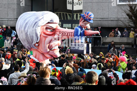 Düsseldorf, Deutschland. 4. Mär 2019. Thema Auto von Jaques Tilly: Der britische Premierminister Theresa May und der Brexit. Credit: UKraft/Alamy leben Nachrichten Stockfoto