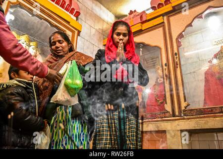 März 4, 2019 - Srinagar, J&K, Indien - Hindu devotee gesehen beten während der Maha Shivratri an einem Tempel in Srinagar, Kashmir. Maha Shivaratri wird zu Beginn des Frühlings gefeiert, mit Gebet und Fasten in der Anbetung Gottes Shiva, der Herr der Zerstörung. Credit: Saqib Majeed/SOPA Images/ZUMA Draht/Alamy leben Nachrichten Stockfoto