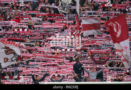 Stuttgart, Deutschland. 3 Mar 2019. Fans, Unterstützer, Zuschauer, club Fahnen, Feier, Ventilator, Wave, Farben, Meer von Fahnen, soccerfan, Kleidung, Zeichnungen, Masquerade, Fußball, Jacke, Kapuze, Weste, Fanfare, Schals, Maske, Banner, show, Präsentation, Nachricht, Kommunikation, Ventilator Choreographie, Kennlinie, VFB Stuttgart - Hannover 96 5-1 - DFL-Bestimmungen verbieten die Verwendung von Fotografien als BILDSEQUENZEN und/oder quasi-VIDEO - DFL 1. Deutschen Fußball-Bundesliga, Stuttgart, 3. März 2019, Saison 2018/2019, Spieltag 24, H 96 © Peter Schatz/Alamy leben Nachrichten Stockfoto