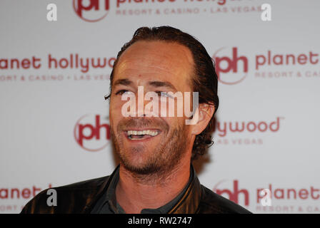 Datei BILD: Burbank, Kalifornien, USA. 4. Mär 2019. Schauspieler Luke Perry stirbt, nachdem er einen schweren Schlaganfall. Bild aufgenommen: LAS VEGAS - November 17, 2007: Berühmtheiten an Barbra Streisand's Performance im Planet Hollywood Resort & Casino Grand Opening Wochenende ankommen am 17. November 2007 in Las Vegas, Nevada Personen: Luke Perry Credit: Stürme Media Group/Alamy Live News Credit: Stürme Media Group/Alamy leben Nachrichten Stockfoto