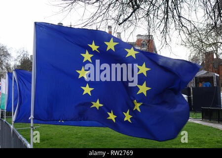 London, Großbritannien. 4. Mär 2019. Fahne der Europäischen Union gegenüber dem Palast von Westminster in London. Quelle: Thomas Krych/Alamy leben Nachrichten Stockfoto