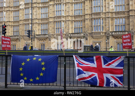 London, Großbritannien. 4. Mär 2019. UK und EU-Flaggen gegenüber Palast von Westminster in London. Quelle: Thomas Krych/Alamy leben Nachrichten Stockfoto