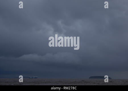 Sully, Wales, UK. 4. März 2019. Ein Schiff reisen entlang der Bristol Channel unter stürmischen Himmel als Sturm Freya Streiks viel von Großbritannien. Credit: Mark Hawkins/Alamy leben Nachrichten Stockfoto