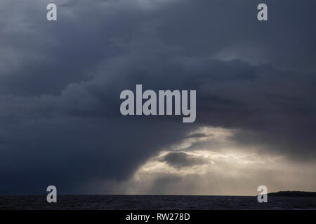 Sully, Wales, UK. 4. März 2019. Eine Tasche von Licht inmitten Sturmwolken über den Bristol Channel als Sturm Freya Streiks South Wales. Credit: Mark Hawkins/Alamy leben Nachrichten Stockfoto