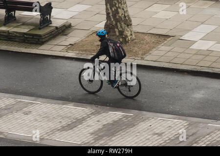 London, Großbritannien. 4. Mär 2019. Radfahrer mit Pflaster sowie Damm Cycle Superhighways. Einige Radfahrer profitieren Sie von den engagierten und kontroversen Cycle Superhighways entlang der Ufer, während ein anderer das Pflaster verwendet, Weberei in die und aus der Fußgänger. Credit: Peter Hogan/Alamy leben Nachrichten Stockfoto