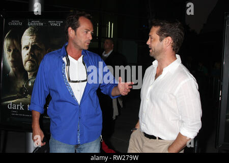 *** Foto *** LUKE PERRY tot bei 52 Luke Perry, Jason Priestley bei der 'Dark Tourist" Los Angeles Premiere Arclight, Hollywood, CA 08-14-13 David Edwards/DailyCeleb/MediaPunch Stockfoto