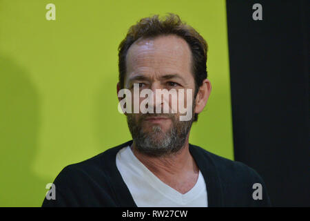 Datei BILD: Burbank, Kalifornien, USA. 4. Mär 2019. Schauspieler Luke Perry stirbt, nachdem er einen schweren Schlaganfall. Bild: Luke Perry während der New York Comic Con im Jacob Javits Center am 7. Oktober 2018 in New York City. Credit: Erik Pendzich/Alamy leben Nachrichten Stockfoto