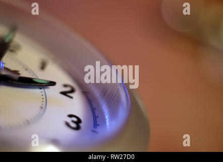 Kempten, Deutschland. 04 Mär, 2019. Die Hand eines Wecker ist auf zwei Uhr (Abbildung auf das Thema der Zeit ändern). Foto: Karl-Josef Hildenbrand/dpa/Alamy leben Nachrichten Stockfoto