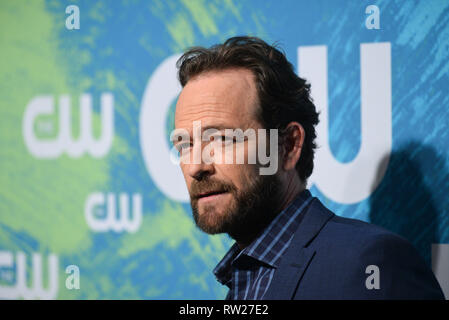 Datei BILD: Burbank, Kalifornien, USA. 4. Mär 2019. Schauspieler Luke Perry stirbt, nachdem er einen schweren Schlaganfall. Bild: Luke Perry der Serie 'Riverdale' nimmt an der CW-Netz 2016 New York im Voraus im Hotel in London am 19. Mai 2016 in New York City. Credit: Erik Pendzich/Alamy leben Nachrichten Stockfoto