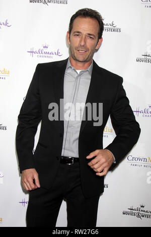 *** Foto *** LUKE PERRY tot bei 52 LOS ANGELES, Ca - 4. NOVEMBER: Luke Perry am Nordpol Screening der Rezeption des Hallmark Channel im La Piazza Restaurant in Los Angeles, CA am 4. November 2014. Quelle: David Edwards/DailyCeleb/MediaPunch Stockfoto