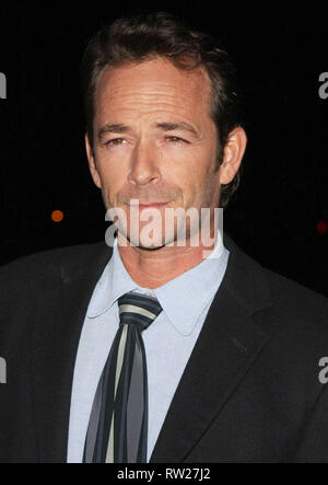 Hollywood, CA, USA. 7 Jan, 2011. 04. März 2019 - Luke Perry von "Beverly Hills, 90210'' und ''Riverdale'' stirbt bei 52 nach einem Schlaganfall am vergangenen Mittwoch. Datei Foto: 07. Januar 2011 - Pasadena, Kalifornien - Luke Perry. Hallmark Tv 'Winter 2011 TV Critics Association Press Tour Gala am Turnier Haus abgehalten. Photo Credit: Tommaso Boddi/AdMedia Credit: Tommaso Boddi/AdMedia/ZUMA Draht/Alamy leben Nachrichten Stockfoto