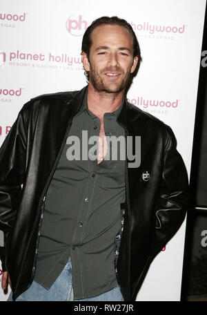 Las Vegas, NV, USA. November 2007. 04. März 2019: Luke Perry von Beverly Hills, 90210 und Riverdale stirbt am vergangenen Mittwoch mit 52 Jahren nach einem massiven Schlaganfall. Dateifoto: Grand Opening Red Teppich Ankunft im Planet Hollywood Hotel Casino Las Vegas, NV Grand Opening Red Teppich Ankunft im Planet Hollywood Hotel Casino Las Vegas, NV. Foto: MJT/AdMedia Credit: MJT/AdMedia/Alamy Live News Stockfoto