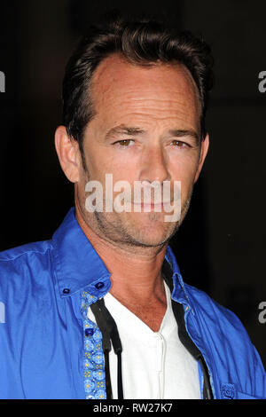 Hollywood, CA, USA. 15 Aug, 2013. 04. März 2019 - Luke Perry von "Beverly Hills, 90210'' und ''Riverdale'' stirbt bei 52 nach einem Schlaganfall am vergangenen Mittwoch. Datei Foto: 14. August 2013 - Hollywood, Kalifornien - Luke Perry. ''Dark Touristische" Los Angeles Premiere am Arclight Kinos. Photo Credit: Byron Purvis/AdMedia Credit: Byron Purvis/AdMedia/ZUMA Draht/Alamy leben Nachrichten Stockfoto