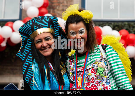 Düsseldorf, Deutschland. 4. März 2019. Die jährlichen Rosenmontag (Rose Montag oder Rosenmontag) Carnival Parade findet in Düsseldorf. Foto: Lebendige Bilder/Alamy leben Nachrichten Stockfoto