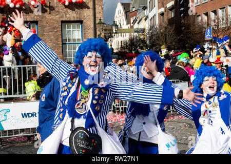 Düsseldorf, Deutschland. 4. März 2019. Die jährlichen Rosenmontag (Rose Montag oder Rosenmontag) Carnival Parade findet in Düsseldorf. Foto: Lebendige Bilder/Alamy leben Nachrichten Stockfoto