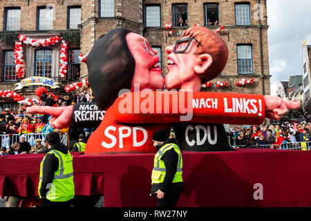 Düsseldorf, Deutschland. 4. März 2019. Die jährlichen Rosenmontag (Rose Montag oder Rosenmontag) Carnival Parade findet in Düsseldorf. Karneval float entworfen von Jacques Tilly, Andrea Nahles und Annegret Kramp-Karrenbauer. Foto: Lebendige Bilder/Alamy leben Nachrichten Stockfoto