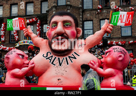 Düsseldorf, Deutschland. 4. März 2019. Die jährlichen Rosenmontag (Rose Montag oder Rosenmontag) Carnival Parade findet in Düsseldorf. Karneval float entworfen von Jacques Tilly, die italienische Politiker Matteo Salvini. Foto: Lebendige Bilder/Alamy leben Nachrichten Stockfoto