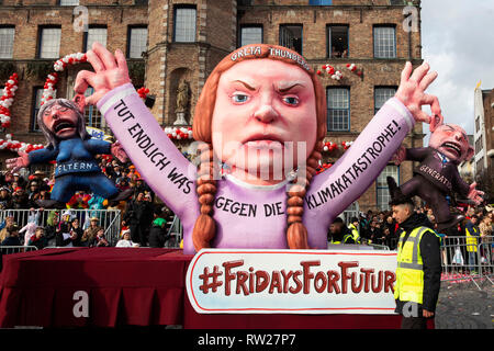 Düsseldorf, Deutschland. 4. März 2019. Die jährlichen Rosenmontag (Rose Montag oder Rosenmontag) Carnival Parade findet in Düsseldorf. Karneval float entworfen von Jacques Tilly, das schwedische Klima Aktivistin Greta Thunberg. Foto: Lebendige Bilder/Alamy leben Nachrichten Stockfoto