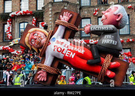 Düsseldorf, Deutschland. 4. März 2019. Die jährlichen Rosenmontag (Rose Montag oder Rosenmontag) Carnival Parade findet in Düsseldorf. Karneval float entworfen von Jacques Tilly, die die politische Situation in Polen. Foto: Lebendige Bilder/Alamy leben Nachrichten Stockfoto